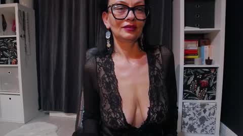 Snapshot of mamasitasexy79 chatting on 11.22.25 ioana love online show from 11.22.25
