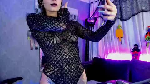 Snapshot of mamushka_ chatting on 10.29.25 online show from 10.29.25