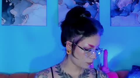 Snapshot of mamushka_ chatting on 11.19.25 online show from 11.19.25