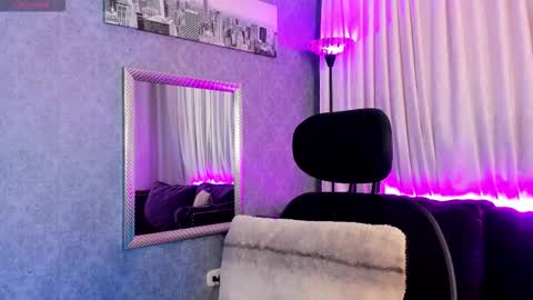 Snapshot of mamushka_ chatting on 11.20.25 online show from 11.20.25