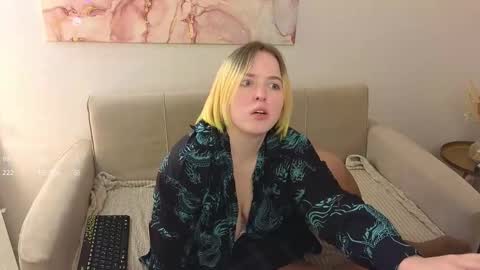 Snapshot of manic_pixie_ chatting on 02.11.25 manic_pixie_ online show from 02.11.25