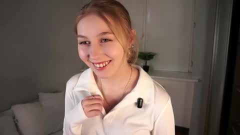 Snapshot of marentuomi chatting on 11.25.25 Felicia 3 online show from 11.25.25