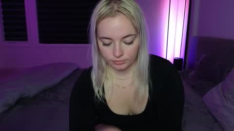 margot_robbie7 online show from 10.13.25