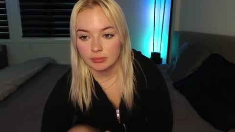 margot_robbie7 online show from 10.23.25