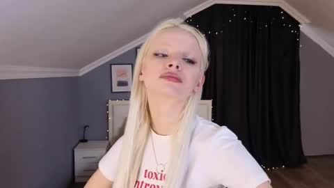 Snapshot of mari_clay chatting on 02.21.26 Milena online show from 02.21.26