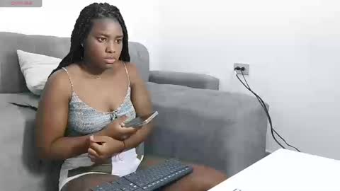 Snapshot of marianaee chatting on 09.09.25 marianaee online show from 09.09.25