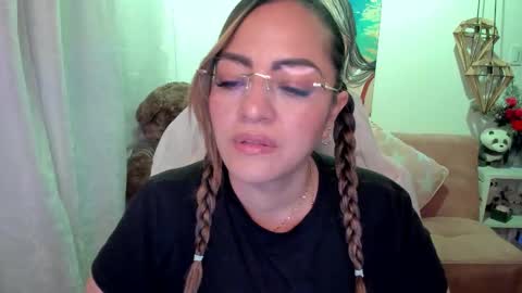 Snapshot of marianalopez81 chatting on 10.05.25 Mariana Lopez online show from 10.05.25