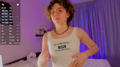 Snapshot of marianasica chatting on 11.27.25 Mariana online show from 11.27.25