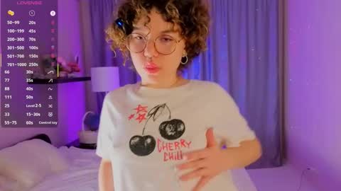 Snapshot of marianasica chatting on 11.28.25 Mariana online show from 11.28.25