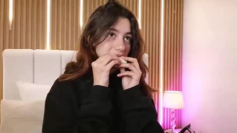 Snapshot of marinette_lux chatting on 02.19.26 marinette online show from 02.19.26