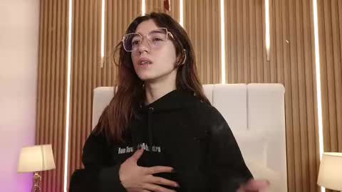 Snapshot of marinette_lux chatting on 02.25.26 marinette online show from 02.25.26