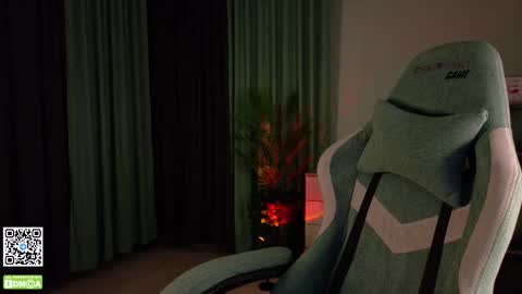 Snapshot of mark_safr chatting on 11.17.25 Mark online show from 11.17.25