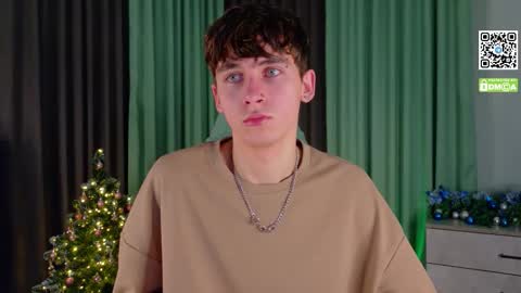 Snapshot of mark_safr chatting on 12.15.25 Mark online show from 12.15.25