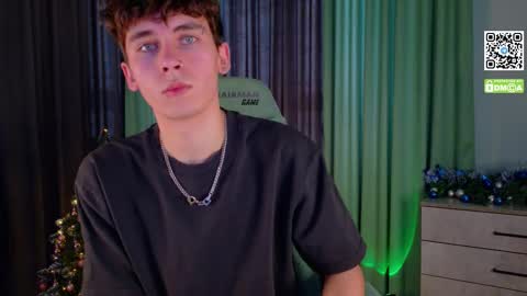 Snapshot of mark_safr chatting on 12.20.25 Mark online show from 12.20.25