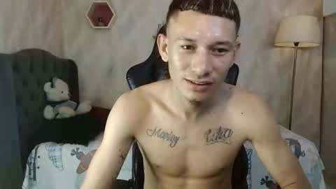 Snapshot of marks_sexy chatting on 11.06.25 marks_sexy online show from 11.06.25