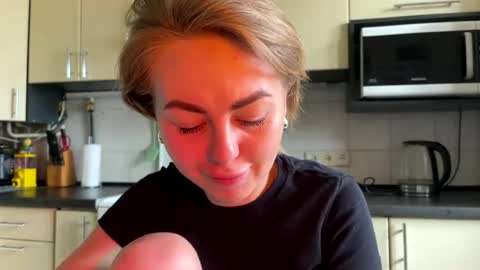Snapshot of martaluna_ chatting on 06.18.26 Marta online show from 06.18.26