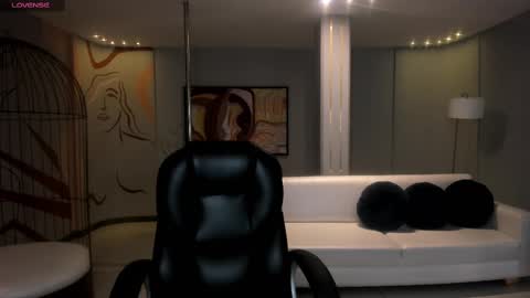 Snapshot of martinnabonnet chatting on 02.10.25 Martinna Bonnet online show from 02.10.25