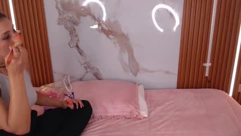 Hi guys im Mary  online show from 11.14.25