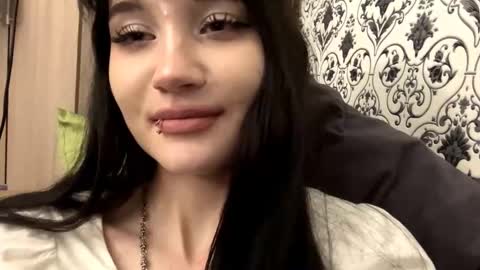 Snapshot of maryamtraylor chatting on 11.25.25 Sofia online show from 11.25.25