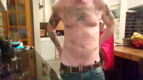 Snapshot of masked_masturbation_couple chatting on 12.16.25 Masked Masturbation Couple online show from 12.16.25