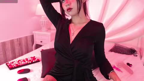Snapshot of mavismanson chatting on 10.02.25 mavismanson online show from 10.02.25