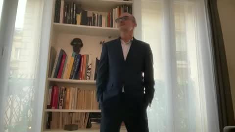 Snapshot of maxbow chatting on 12.01.25 Max Mikado online show from 12.01.25