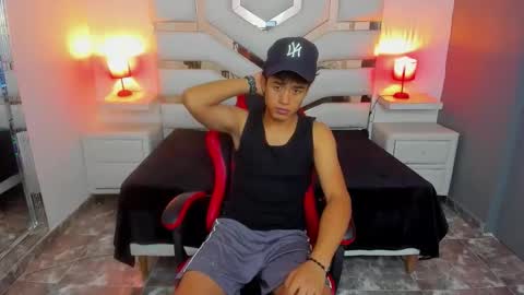 Snapshot of maxevanns chatting on 11.04.25 Max online show from 11.04.25