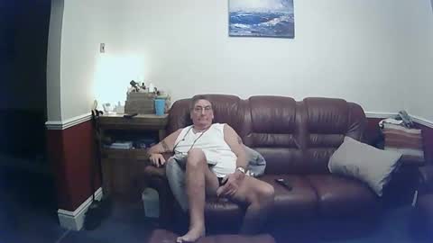 Snapshot of maxi_johnes chatting on 12.13.24 MAX online show from 12.13.24