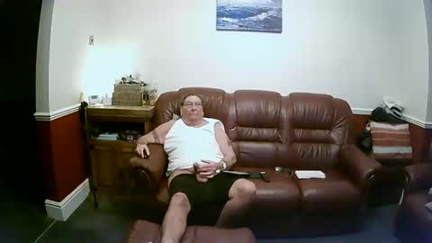 Snapshot of maxi_johnes chatting on 12.21.24 MAX online show from 12.21.24