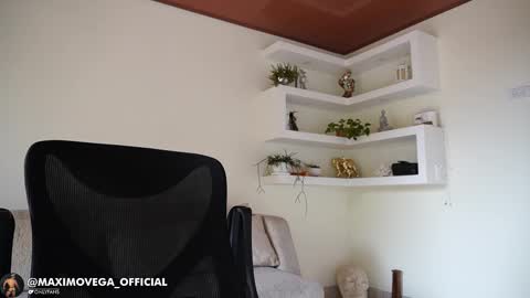 Snapshot of maximohoot chatting on 02.18.26 Sebastian online show from 02.18.26