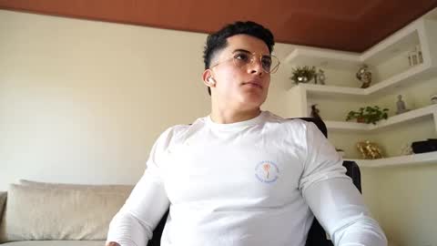 Snapshot of maximohoot chatting on 02.19.26 Sebastian online show from 02.19.26