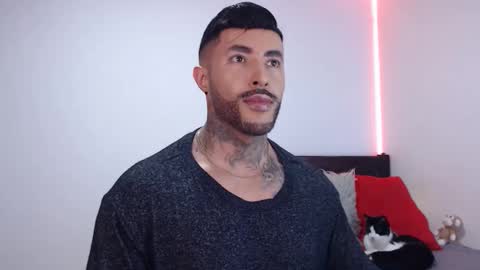 Independent Model online show from 11.25.25