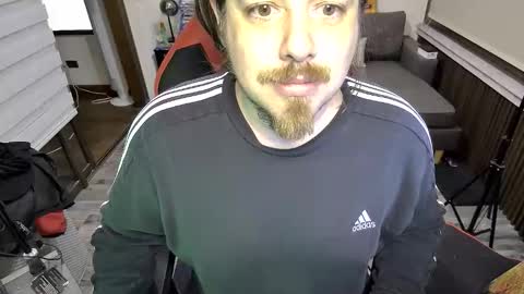 Snapshot of maxredz chatting on 11.16.25 Max online show from 11.16.25