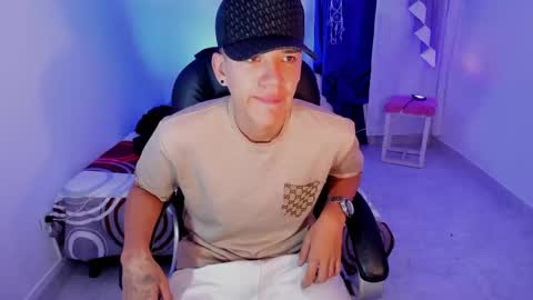 Snapshot of maxthomson_boy chatting on 09.14.25 MaxThomson online show from 09.14.25