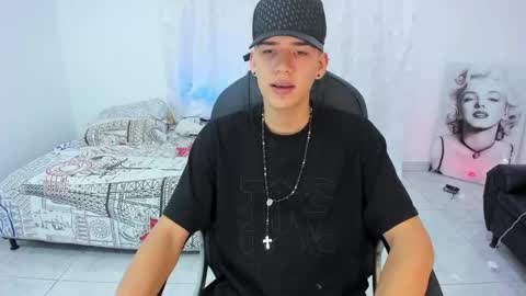 Snapshot of maxthomson_boy chatting on 10.01.25 MaxThomson online show from 10.01.25