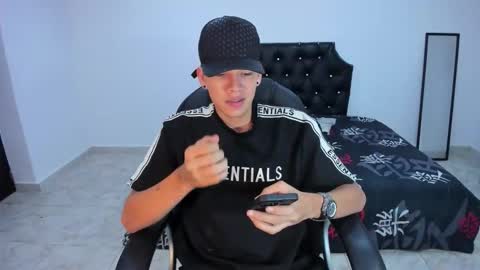 Snapshot of maxthomson_boy chatting on 10.07.25 MaxThomson online show from 10.07.25