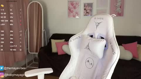 Snapshot of maya_blonde18 chatting on 11.11.25 Maya online show from 11.11.25