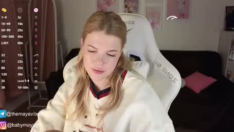 Snapshot of maya_blonde18 chatting on 11.17.25 Maya online show from 11.17.25