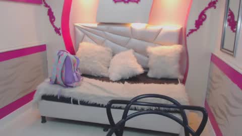 Snapshot of mayaa_ross chatting on 12.20.24 Maya online show from 12.20.24