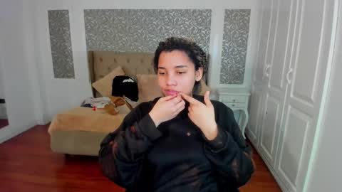 Snapshot of mayaa_ross chatting on 09.26.25 Maya online show from 09.26.25