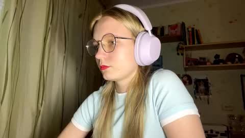 Snapshot of maybelleensminger chatting on 09.27.25 Lola online show from 09.27.25