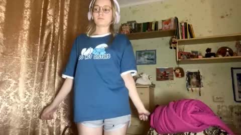 Snapshot of maybelleensminger chatting on 10.04.25 Lola online show from 10.04.25