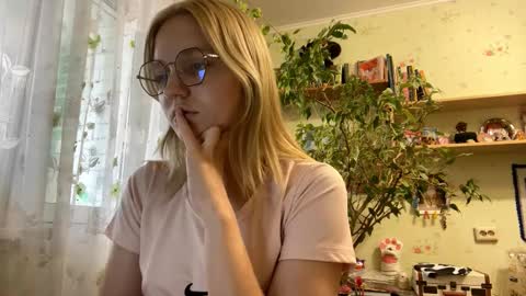Snapshot of maybelleensminger chatting on 10.10.25 Lola online show from 10.10.25