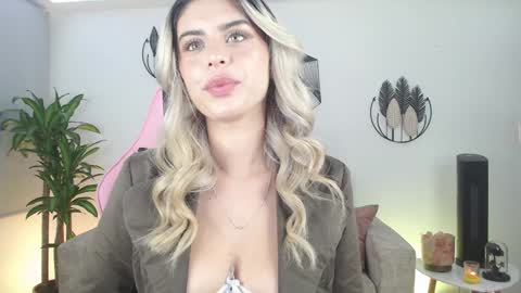 Snapshot of mayli_xx chatting on 01.28.25 ALIS online show from 01.28.25