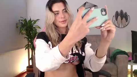Snapshot of mayli_xx chatting on 02.11.25 ALIS online show from 02.11.25