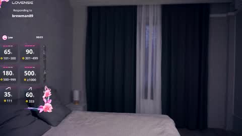 Snapshot of mckenziedyen chatting on 11.01.25 Mary online show from 11.01.25