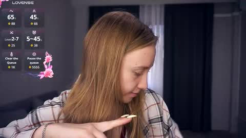 Snapshot of mckenziedyen chatting on 11.03.25 Mary online show from 11.03.25