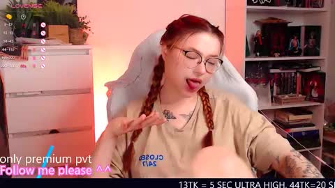 Snapshot of me_hanna chatting on 11.14.25 Hanna online show from 11.14.25