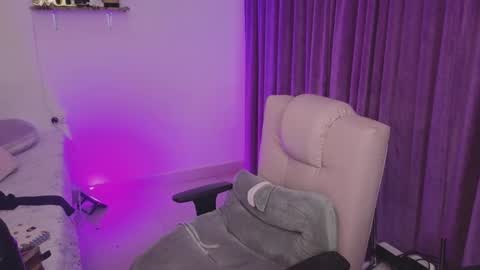                 Laura                 online show from 01.14.25