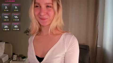 Snapshot of meganhenns chatting on 06.26.26 Elly online show from 06.26.26